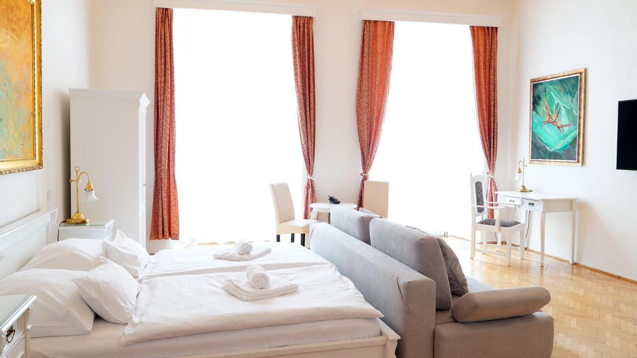 U Zlateho Jelena Hotel 4*